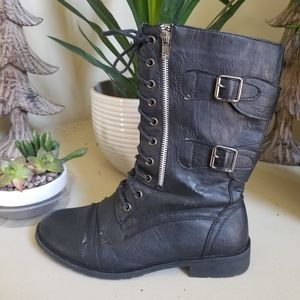 Grunge style lace-up boots